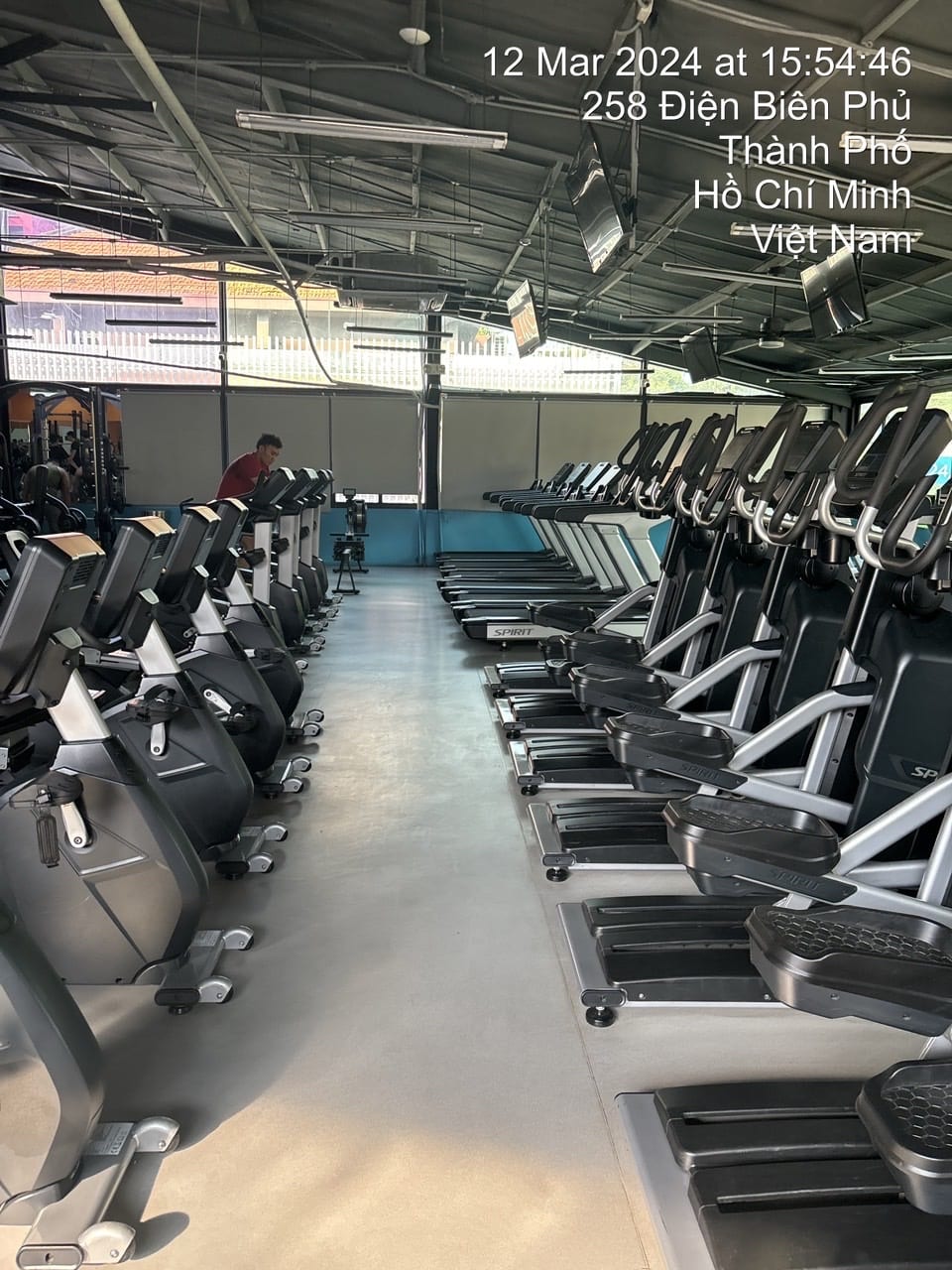 Khu vực tập tạ và thiết bị gym tại The New Gym